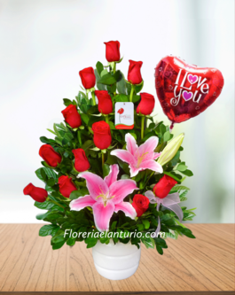 Arreglo floral con rosas rojas , liliums, globo