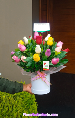 Arreglo floral con rosa de colores para cumpleaños