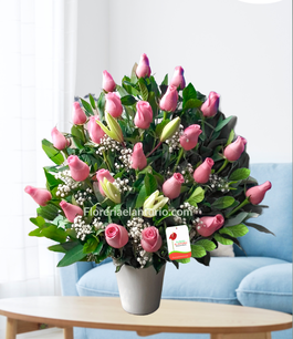 Arreglo con rosas rodadas, fino follaje,