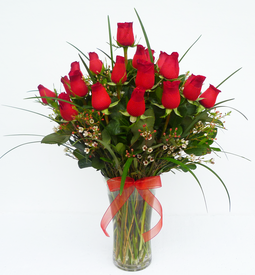 Florero con rosas rojas