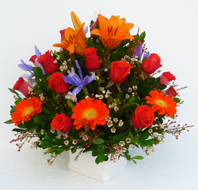 Centro de mesa con rosas coral gerberas