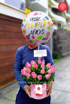 Arreglo floral con rosas fucsias en San Isidro