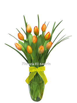 Tulipanes Naranjas en Florero, Lima, Perú 