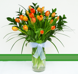  Tulipanes Naranjas en florero en lima peru 