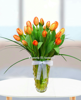 20 tulipanes naranjas en jarrón vidrio luma Perú 
