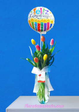 Arreglo floral con tulipanes de colores en lima